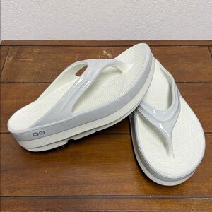 OOFOS Platform Thong Sandals in Light Gray and White